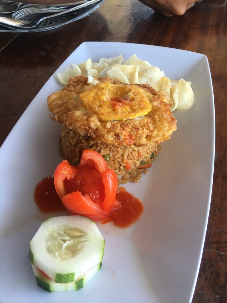  Fried rice with egg, tomato and cucumber, and a side of shrimp chips 