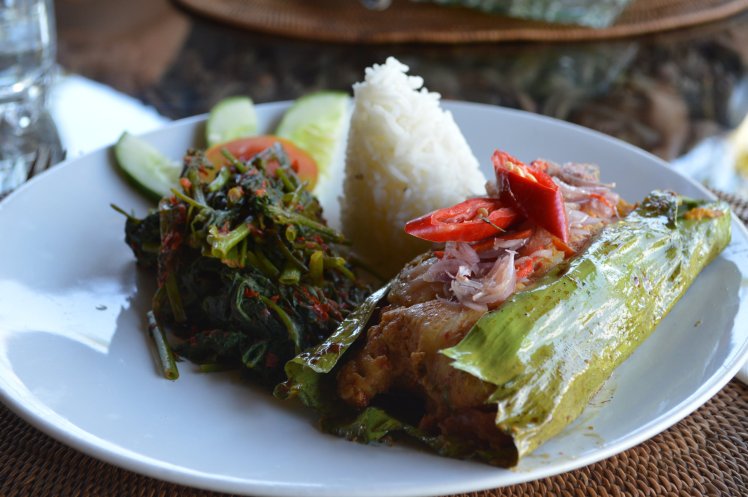 Grilled spicy fish with vegetables and rice