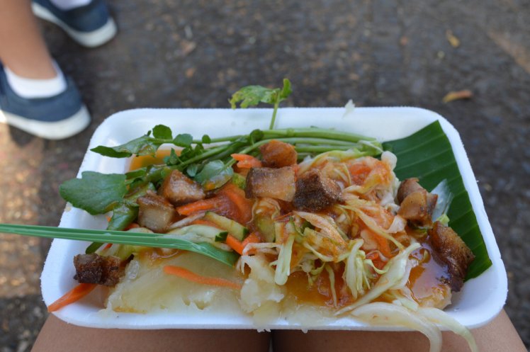  Chicharrón con yuca y curtido 