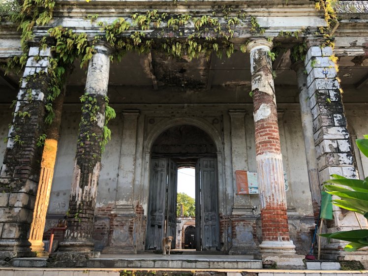 Entrance to the mansion in Parque Colon 
